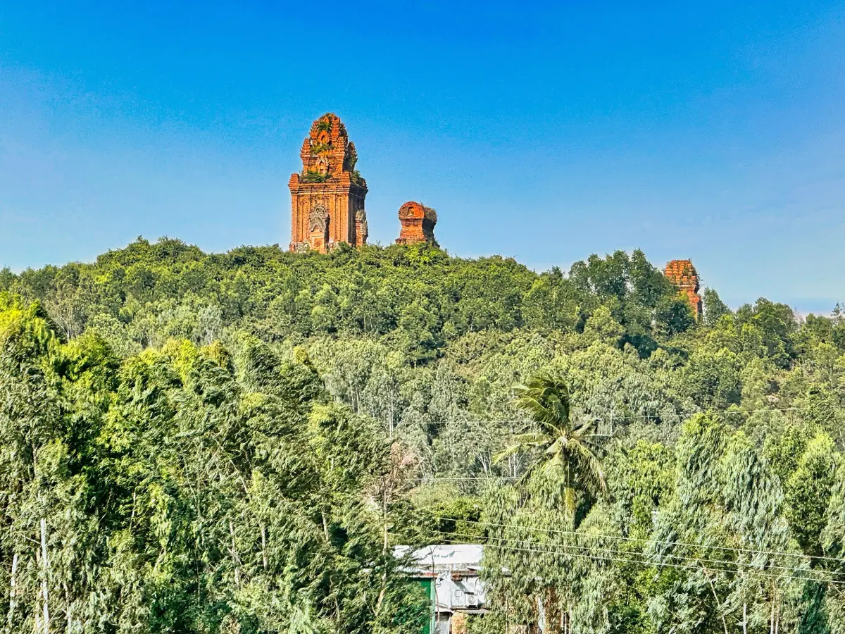 Les tours de Banh It sur une colline verdoyante
