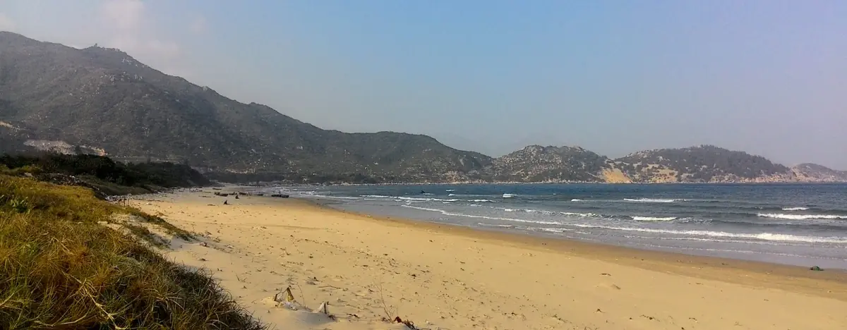 Ein langer Strand auf der Halbinsel Phuong Mai