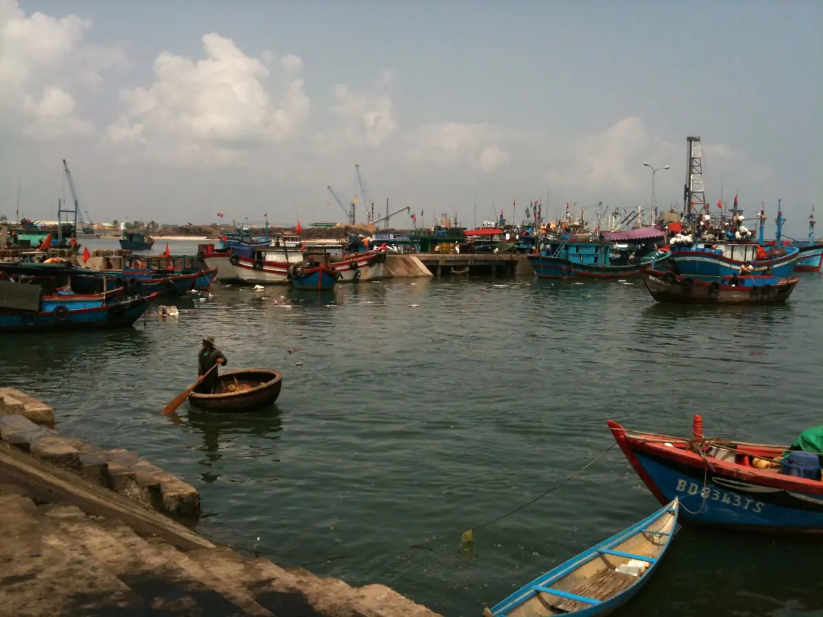 Fischerboote und ein Korbboot am Hafen von Quy Nhon