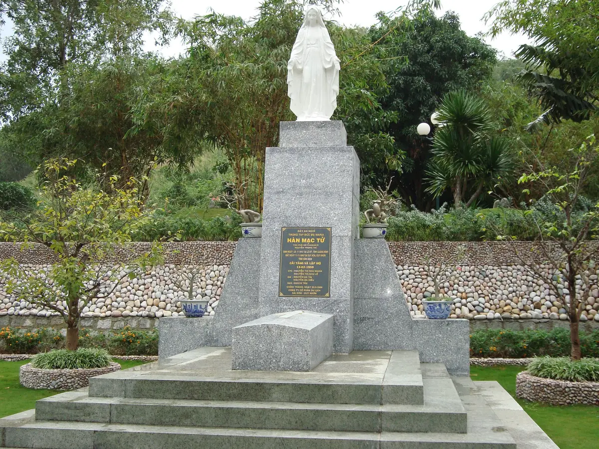 Das Denkmal des Dichters Han Mac Tu in Ghenh Rang