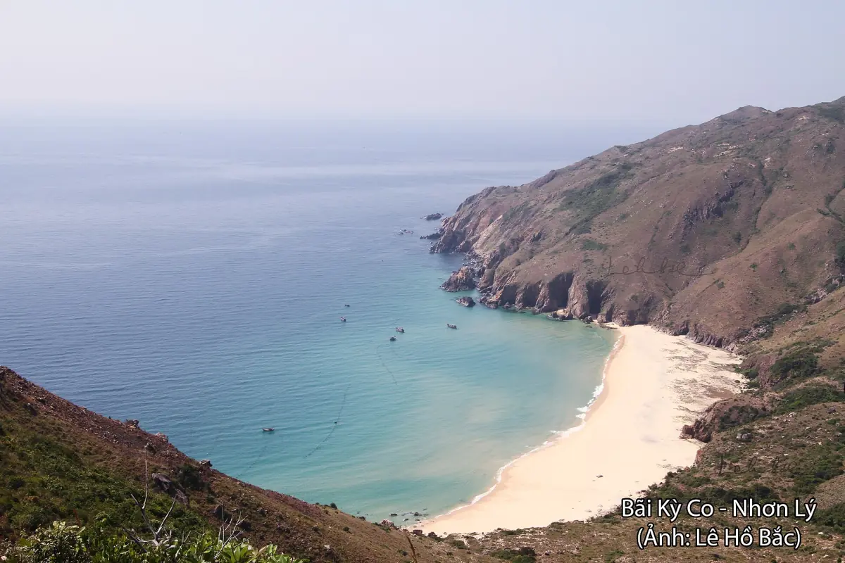 Der weiße Strand von Ky Co zwischen steilen Hügeln