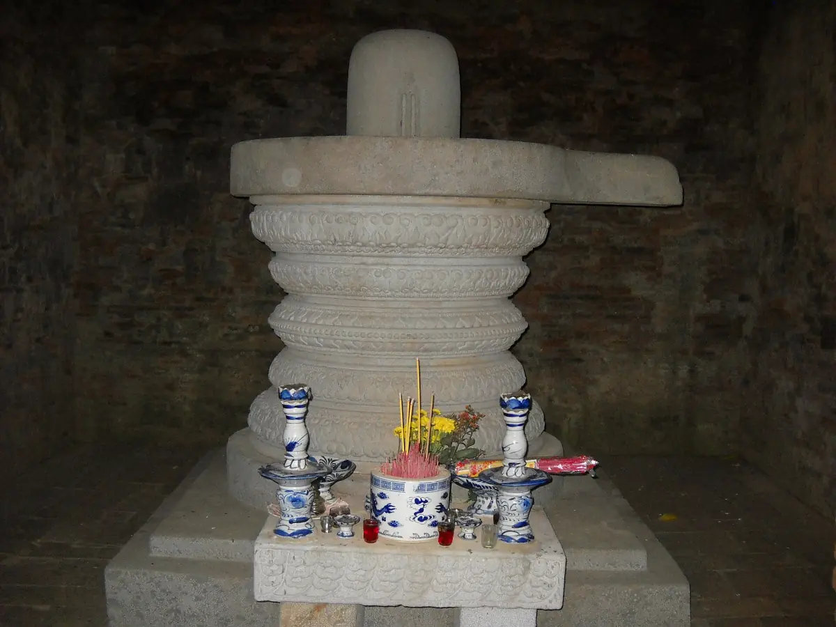 Un linga-yoni à l’intérieur des tours de Thap Doi