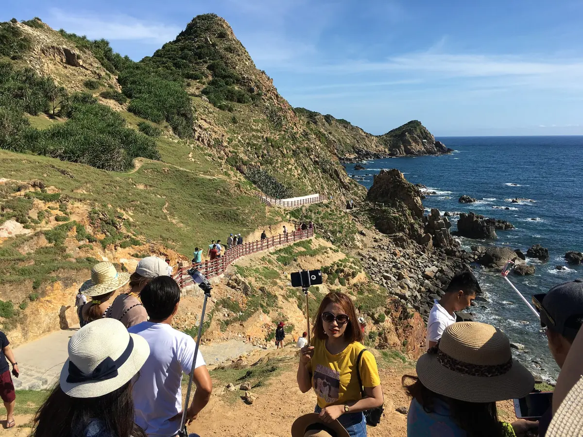 Besucher an der Felsküste bei Nhon Ly