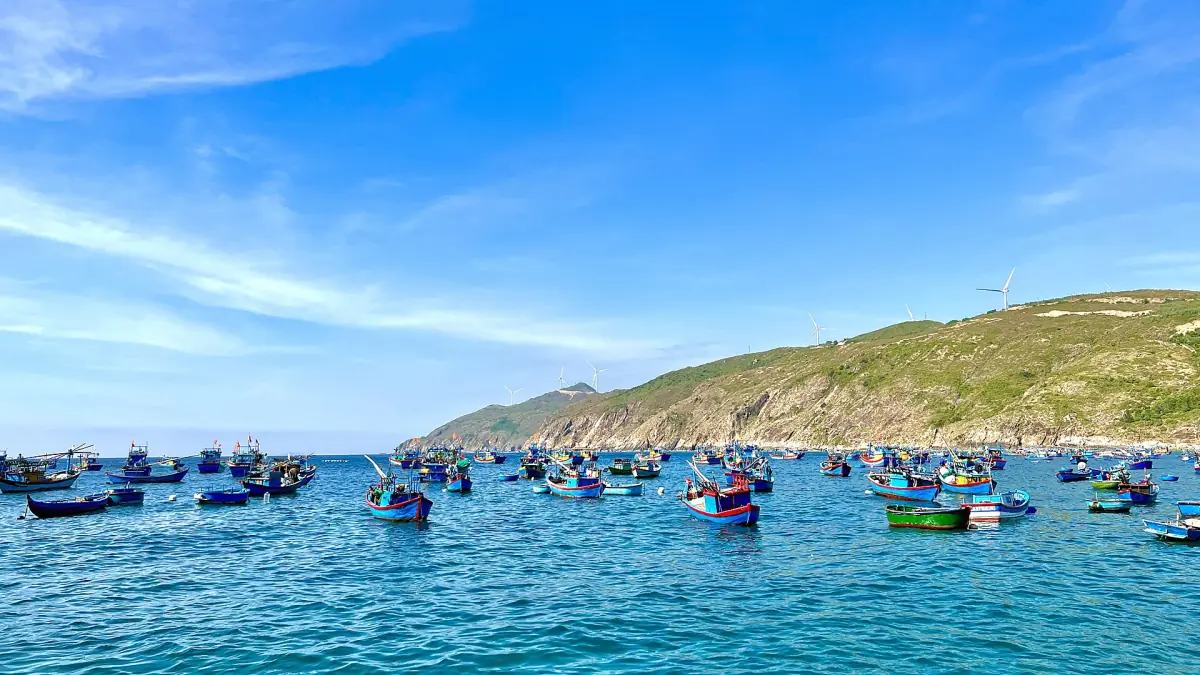 Fischerboote in der Bucht von Nhon Ly