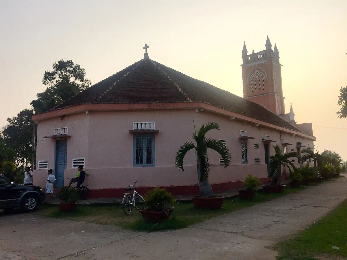 Eine kleine Pfarrkirche nahe Nhon Ly