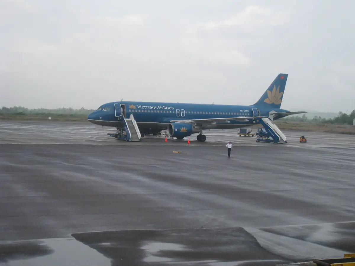Ein Flugzeug auf dem Vorfeld in Phu Cat