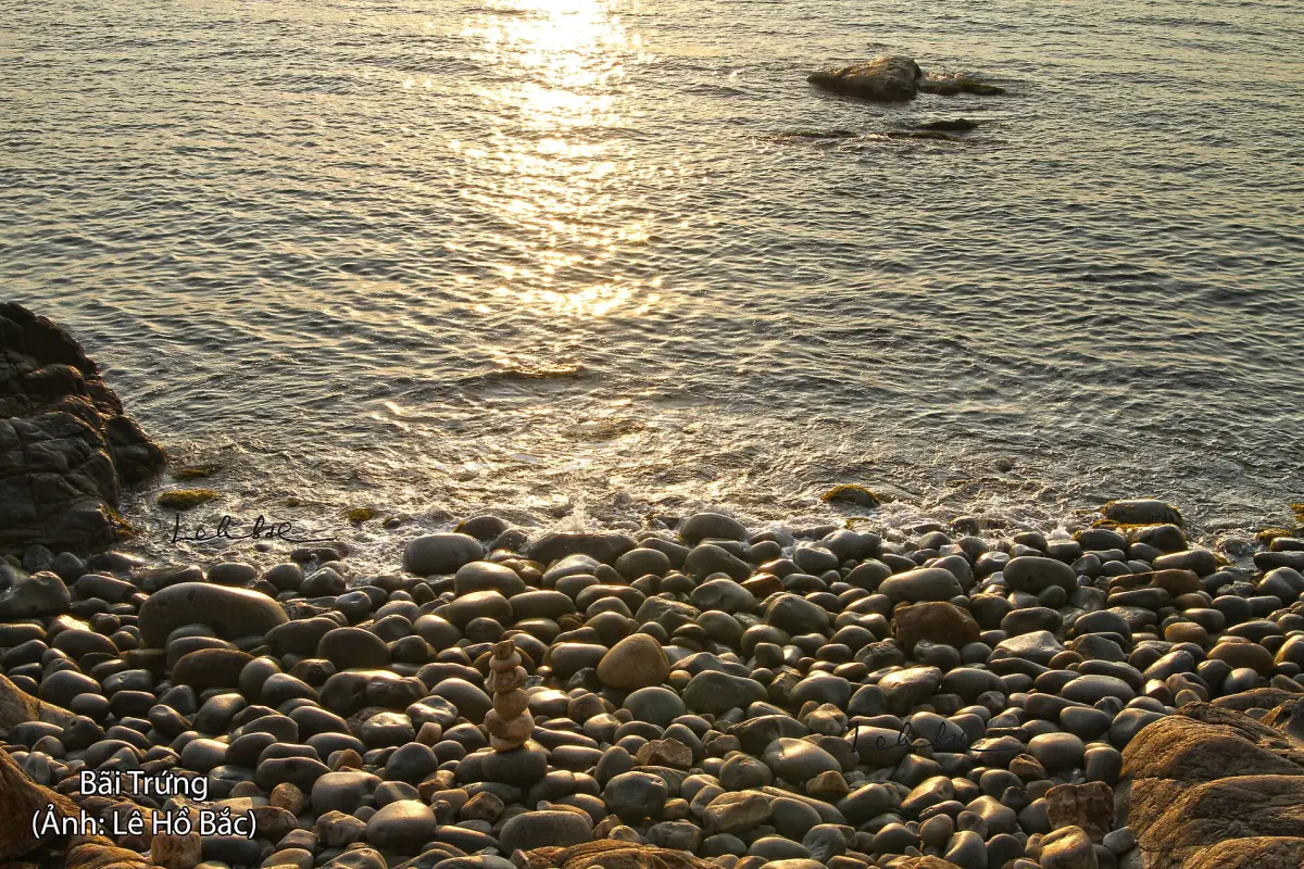 Des galets ronds sur Queen's Beach à Quy Nhon