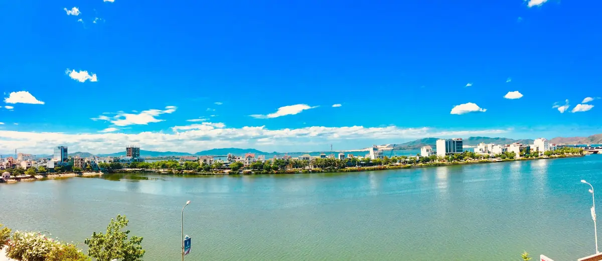 Die Stadt Quy Nhon über das Wasser gesehen