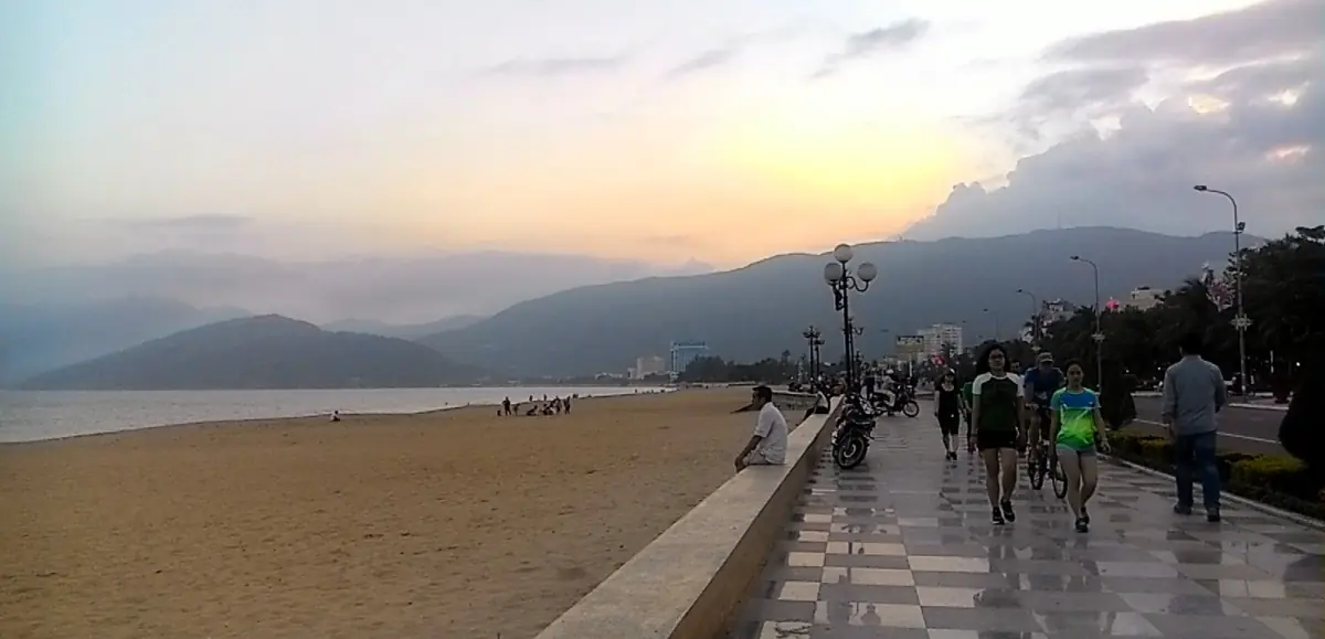 Die Strandpromenade von Quy Nhon in der Dämmerung
