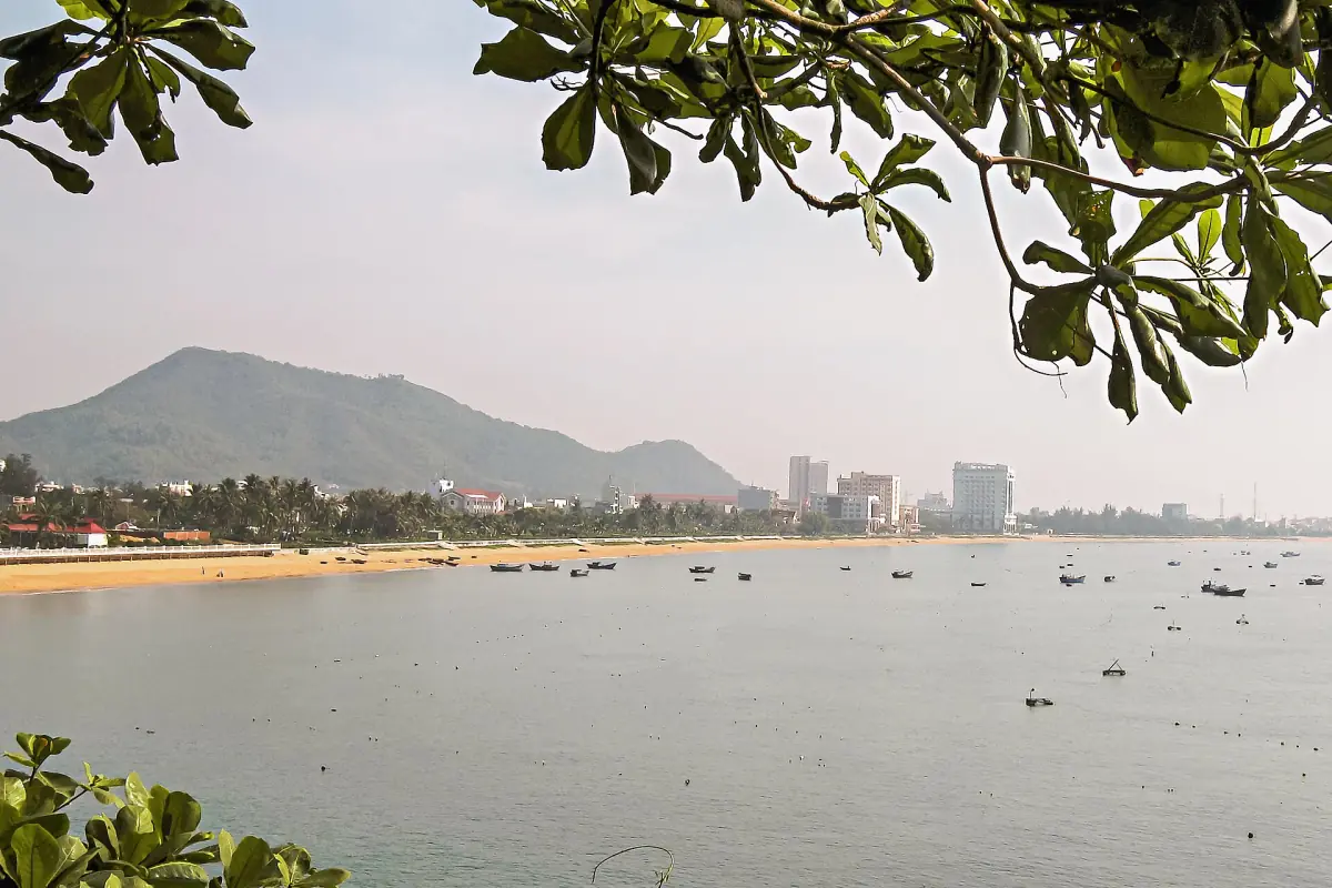 Der Strand von Quy Nhon zwischen Bäumen