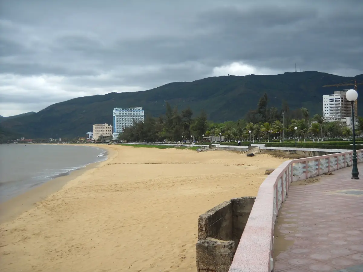 Der Stadtstrand von Quy Nhon mit Hotels dahinter
