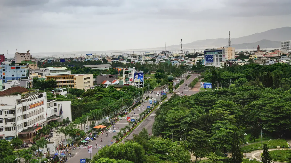 Les toits et les rues verdoyantes de Quy Nhon