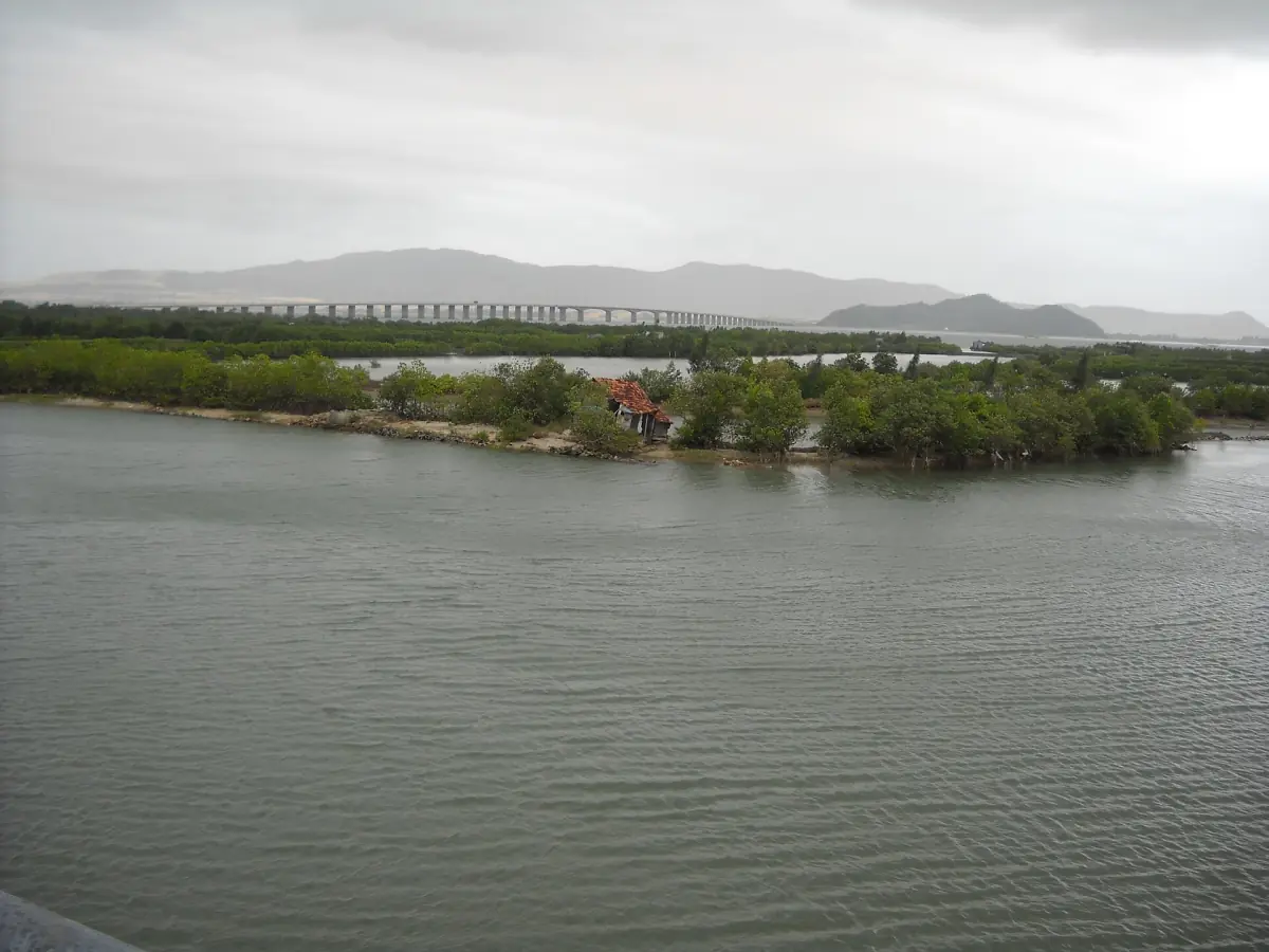 Die lange Thi-Nai-Brücke über die Lagune